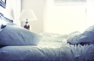 Zimmer mit Nahaufnahme auf Bett mit Kissen und Duvet